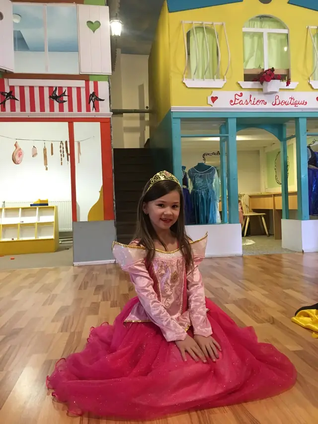 Prințesă în fața Fashion Boutique