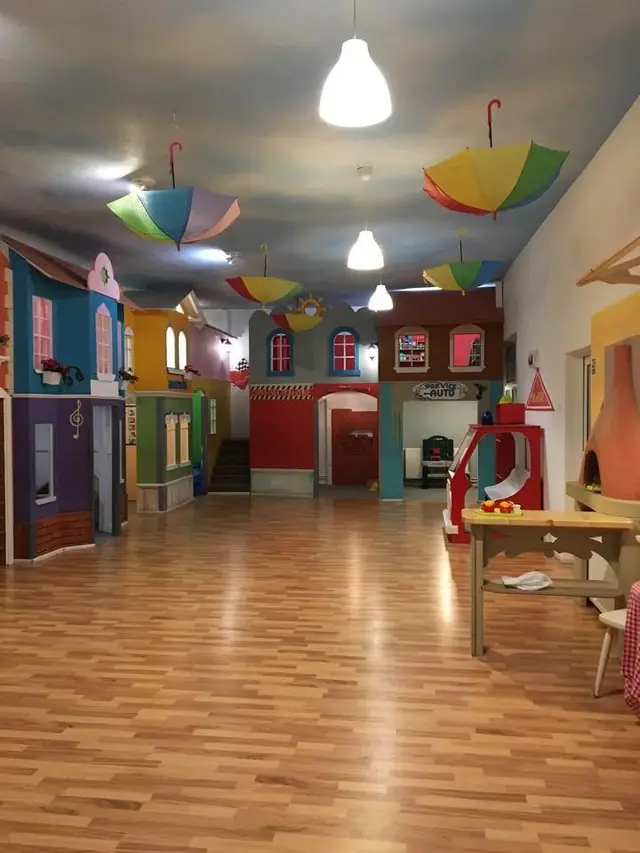 Umbrele colorate deasupra străzii