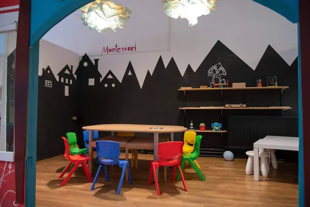 Sala cu mese și siluete de case