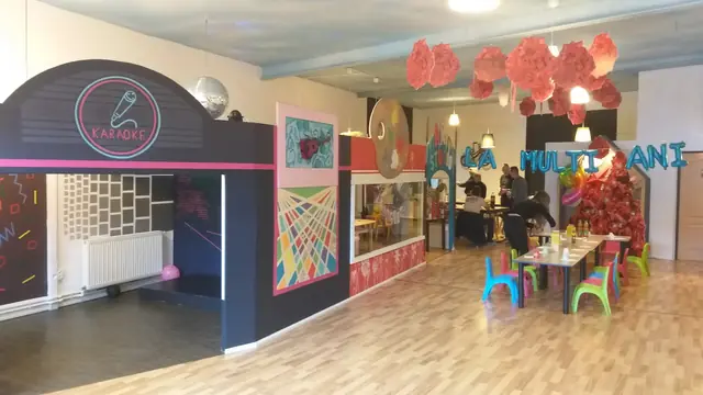 Zona de mese și scena „La mulți ani”